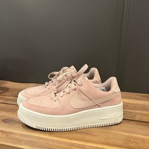 Nike Women's AIR FORCE 1 SAGE LOW Pink 
– Particle Beige/Particle Beige-phantom